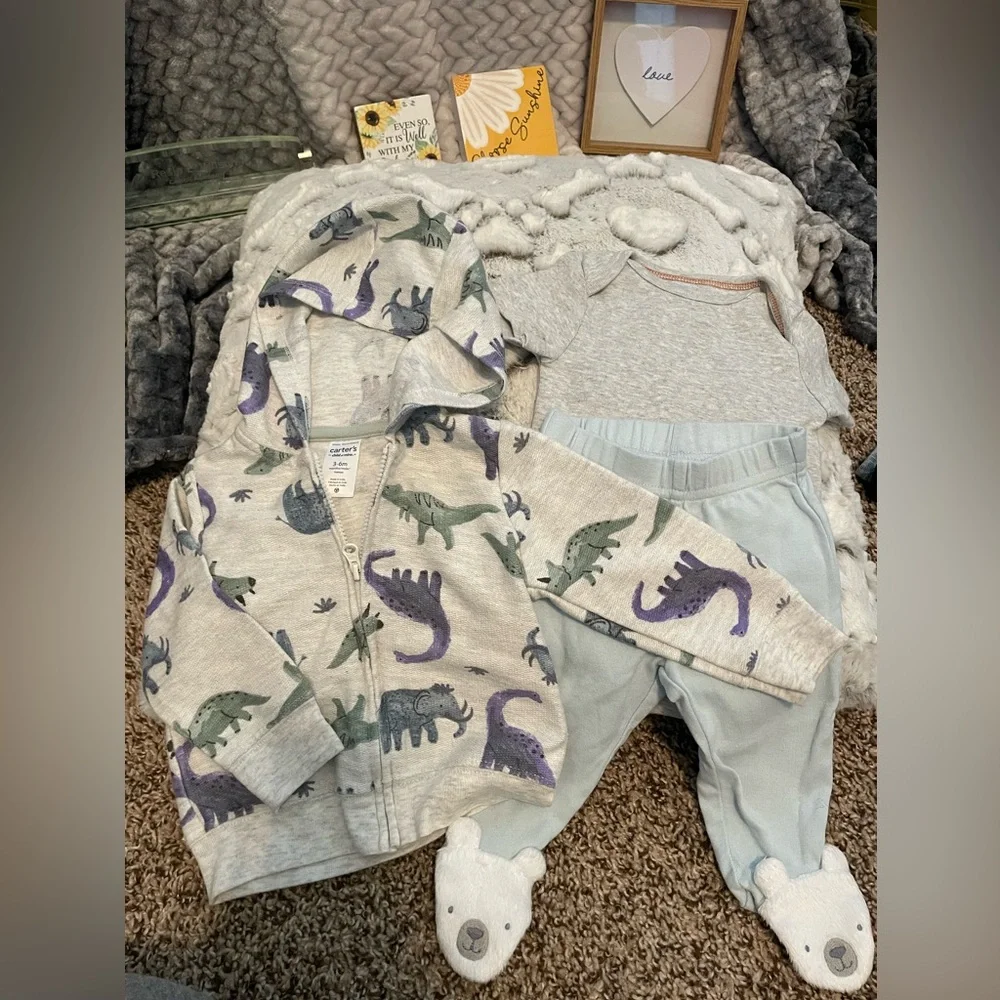🦖 Carter’s 3 PC Set Onesie bear feet pants and Dino🦕 jacket Baby Bundle – SZ 3 M